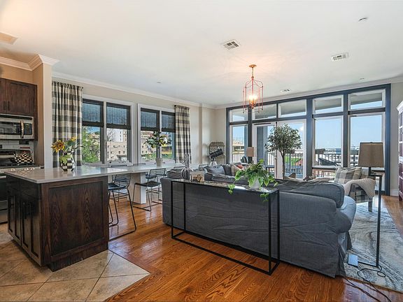2nd image of 90 Bay St #6