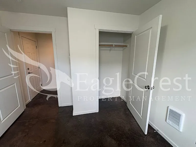 942 NE Spitzenburg St — Photo 38