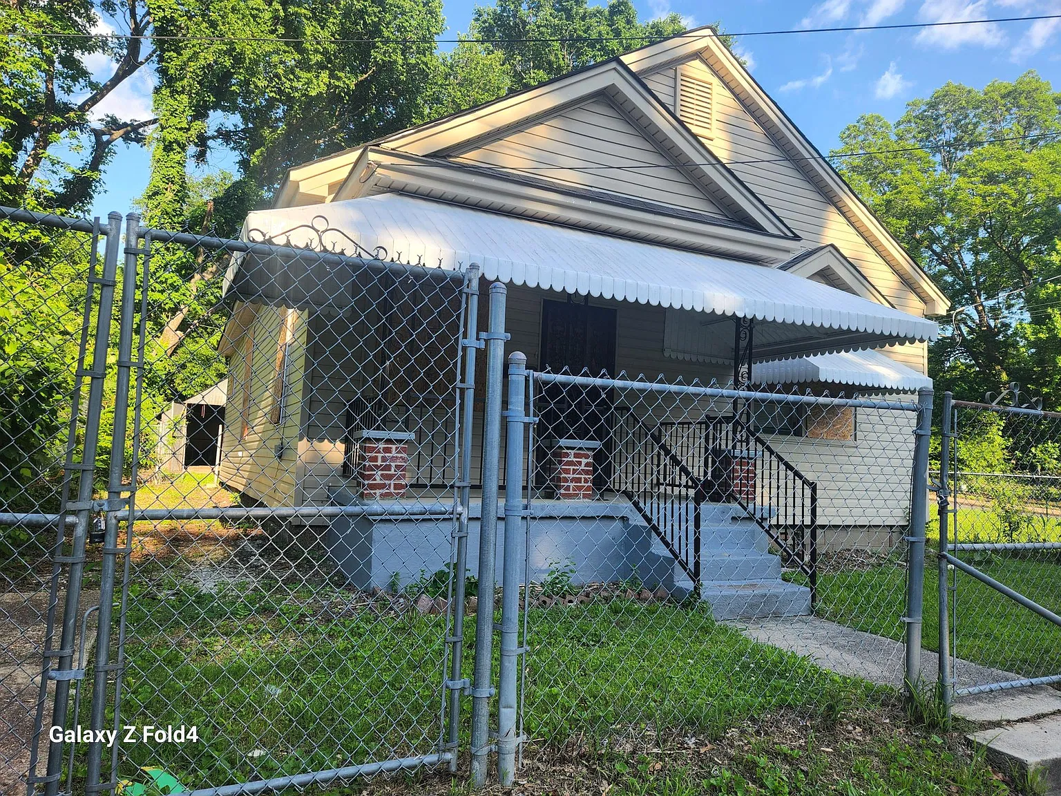 3 bed, 1100 sqft, $1,250 — Photo 1