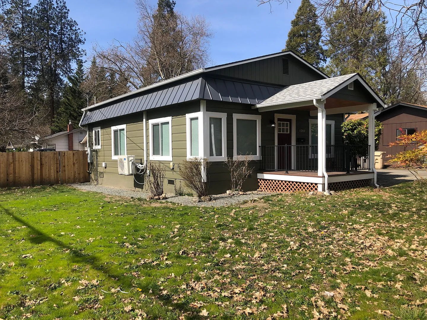 Charming 2 Bed, 1 Bath Home in Grants Pass — Photo 2