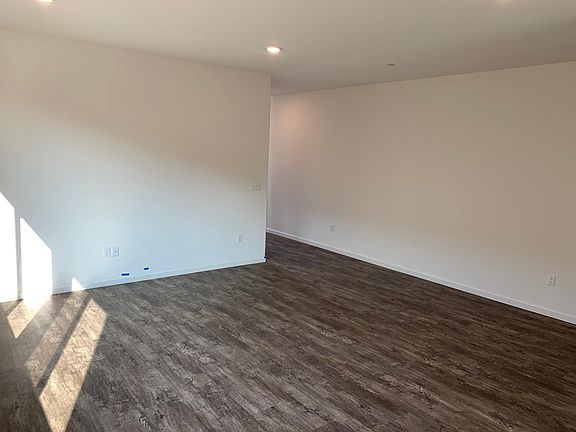4th image of 2843 Kings Way