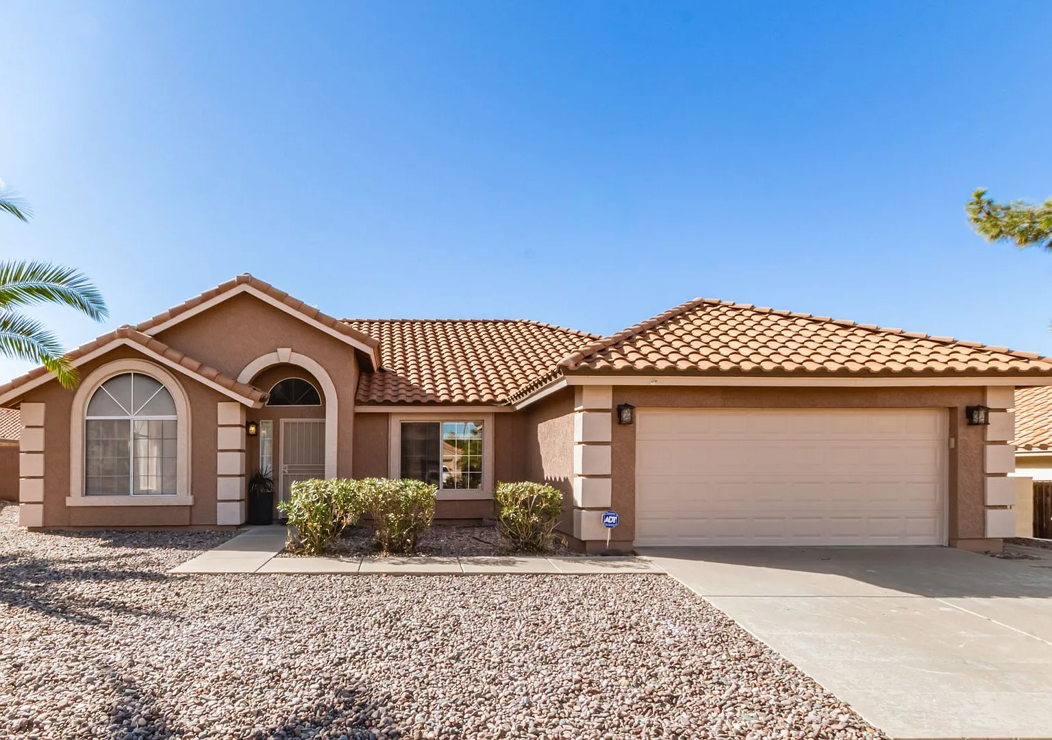Fantastic Home with Private Pool and NO HOA! — Photo 2
