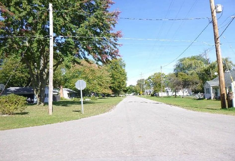 Exterior Neighborhood (street photo)
