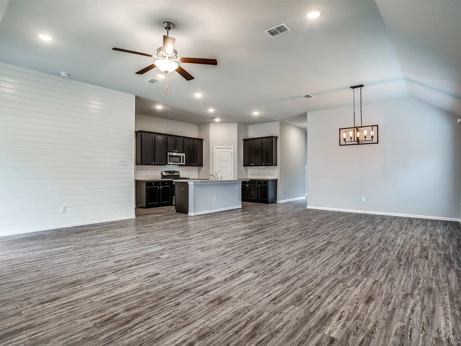 4 bed, 2.0 bath, 2011 sqft, $2,690 — Photo 2