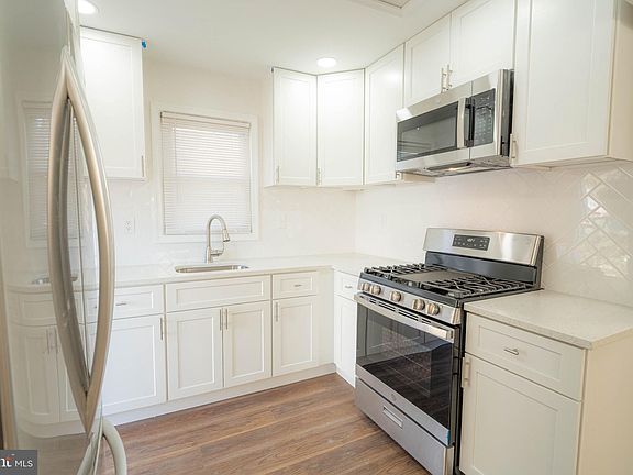 4th image of 2409 Greeley Pl