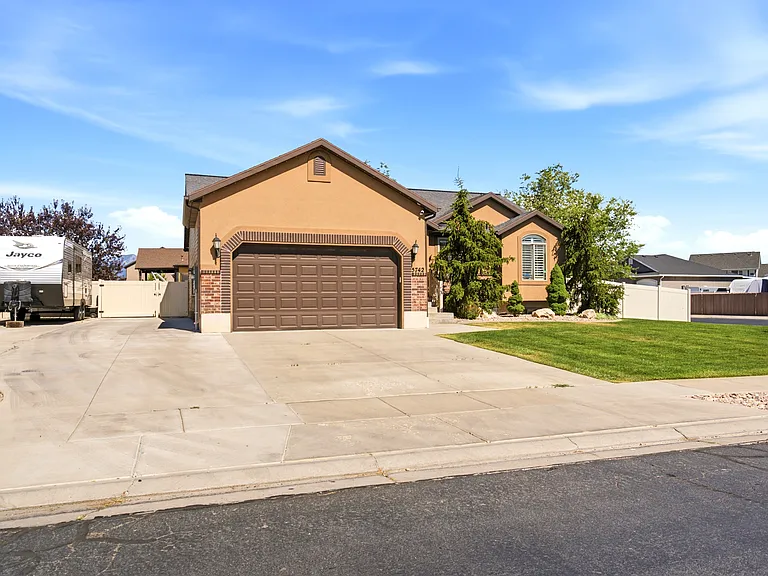 5742 S 4525 W — Photo 2