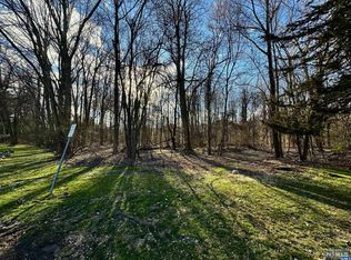 10 Monroe Dr, Mahwah, NJ 07430