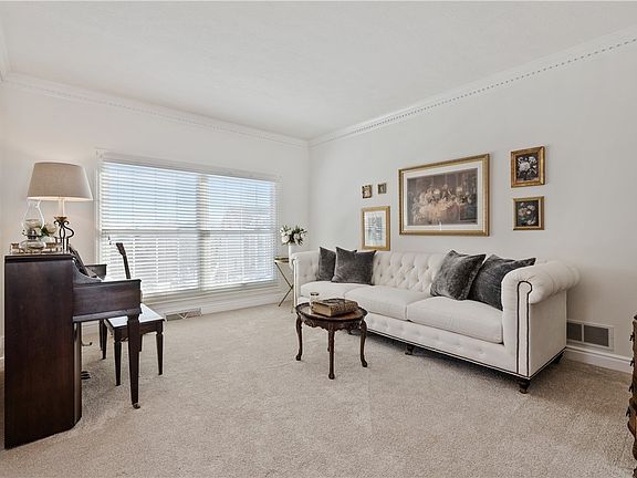 3rd image of 7013 Oak Park Dr