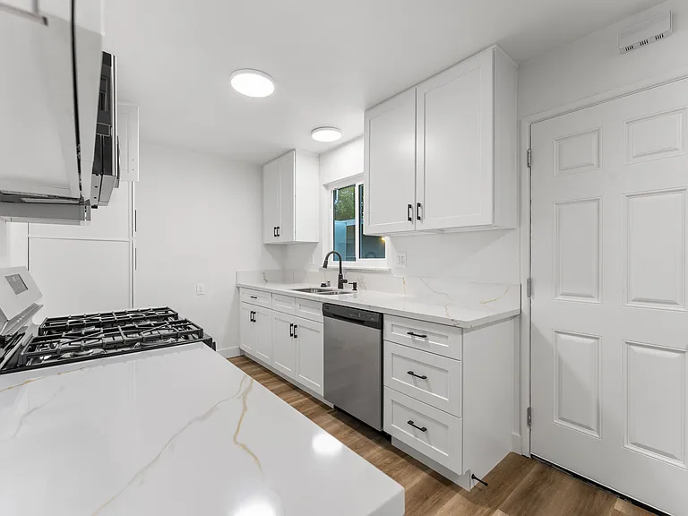 1221 W Jackman St — Photo 10