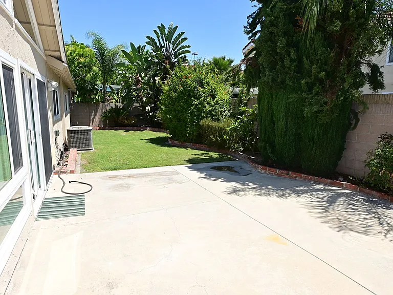 9550 Avenida Monterey — Photo 9