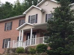 827 Stonebridge Dr, Greensburg, PA 15601