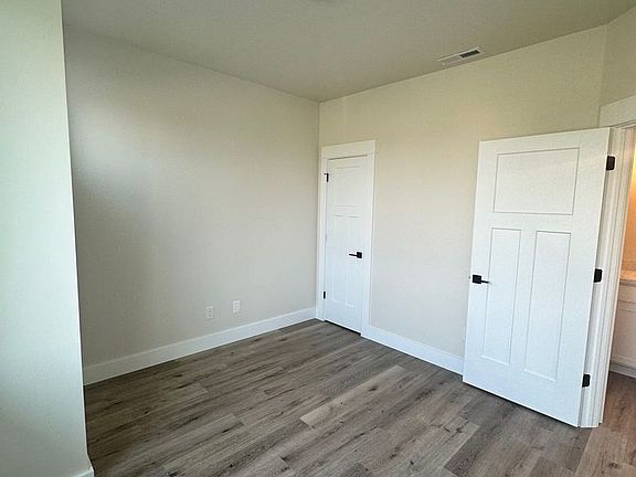 5th image of 1058 Oak Park Dr #1058B