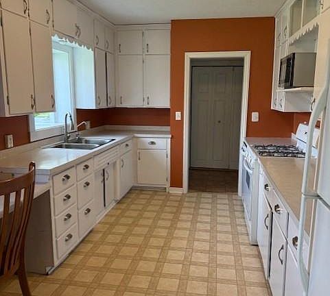 4th image of 318 W Lake St