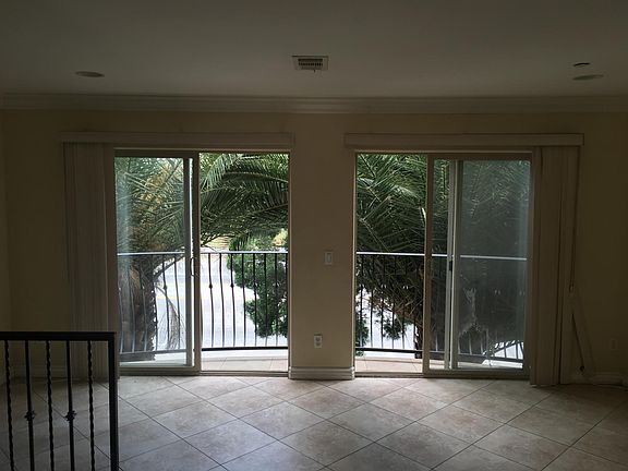 3rd image of 16723 Victory Blvd Unit 4