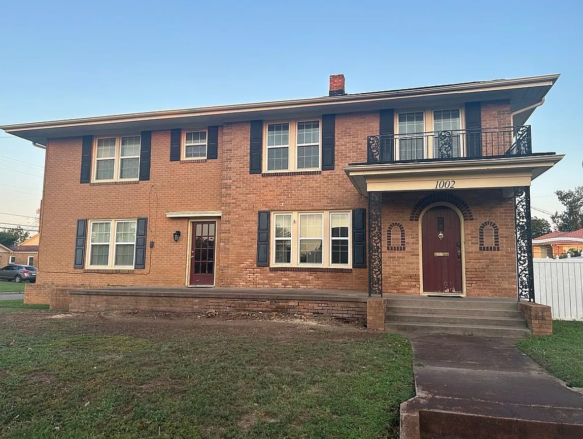 5 bed, 2.5 bath, 3470 sqft, $2,200 — Photo 1