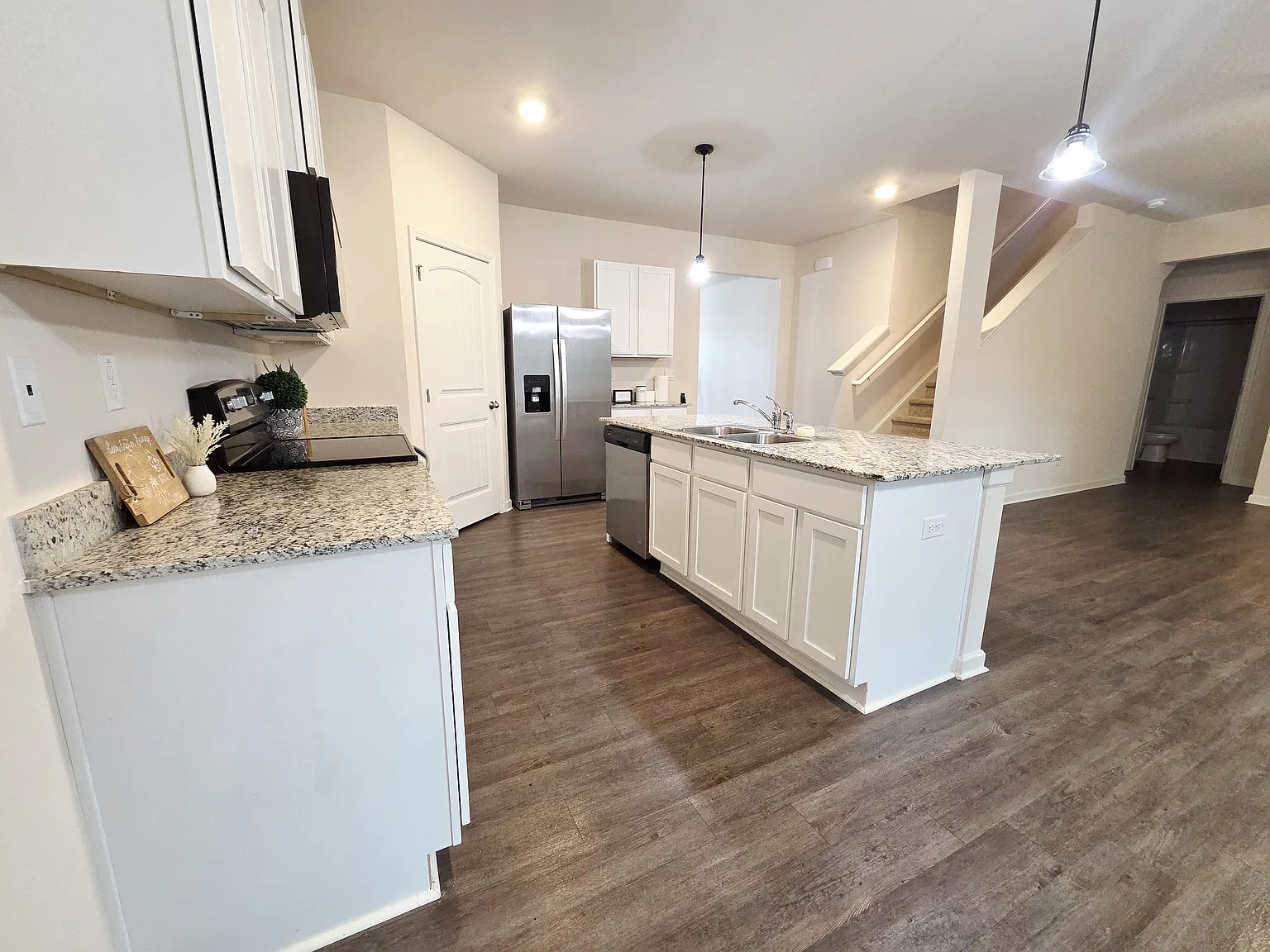 5 bed, 2449 sqft, $2,400 — Photo 4