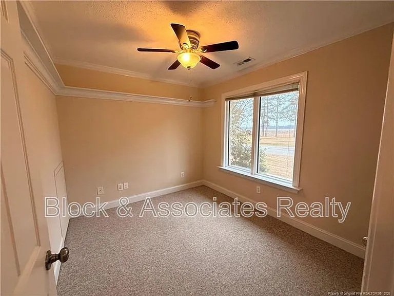 1165 Greenbriar Dr — Photo 3