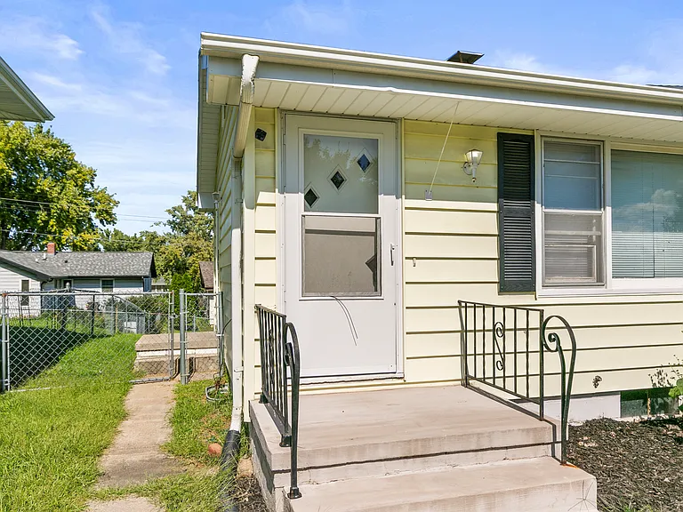 11214 Leavenworth St — Photo 3