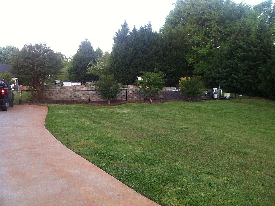 2nd image of 106 Hidden Creek Dr