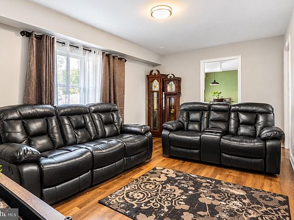 3rd image of 42 Temple Ln