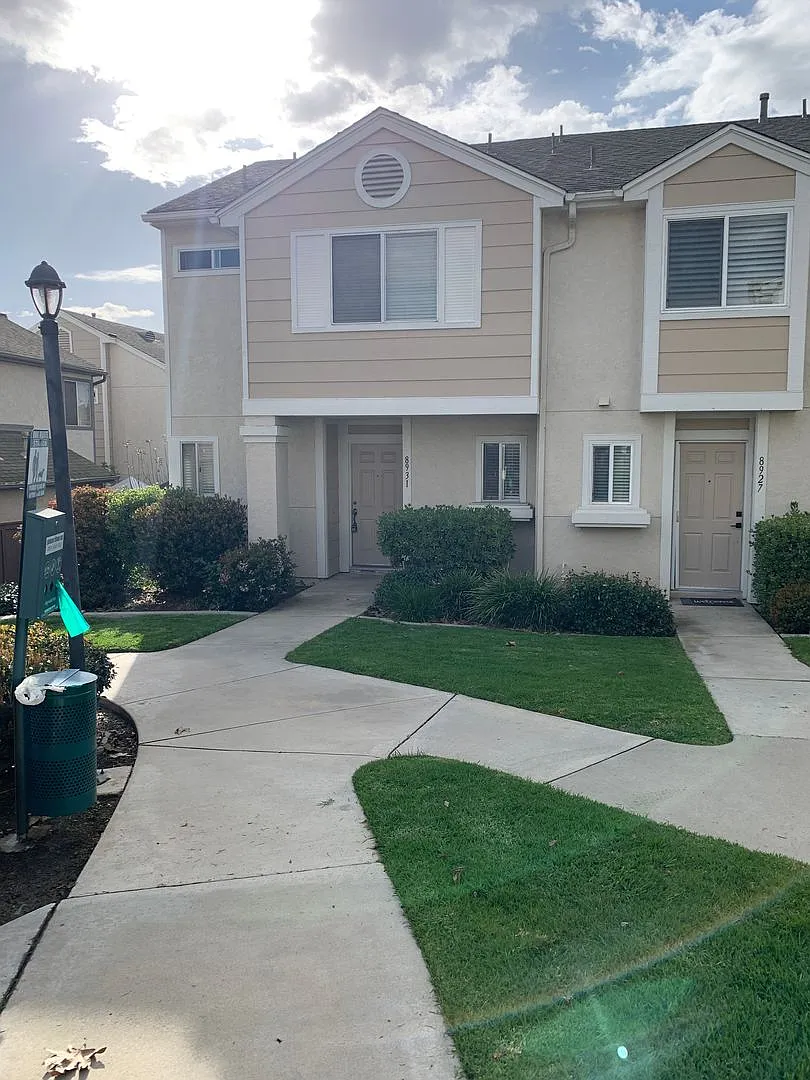 3 bedroom, 2 1/2 bath townhome located near the 125 & 94 freeway — Photo 1