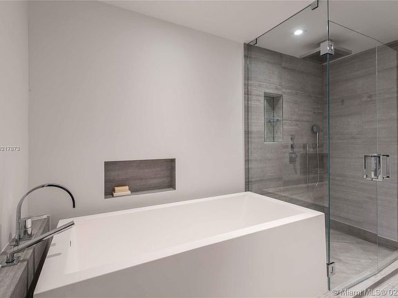 5th image of 101 20th St #3208