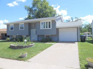 6411 Kelling St, Davenport, IA 52806