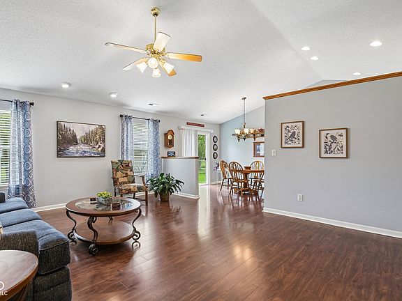 4th image of 951 Tulip Way