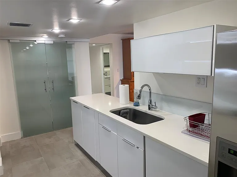 1000 Parkview Dr #319 — Photo 5