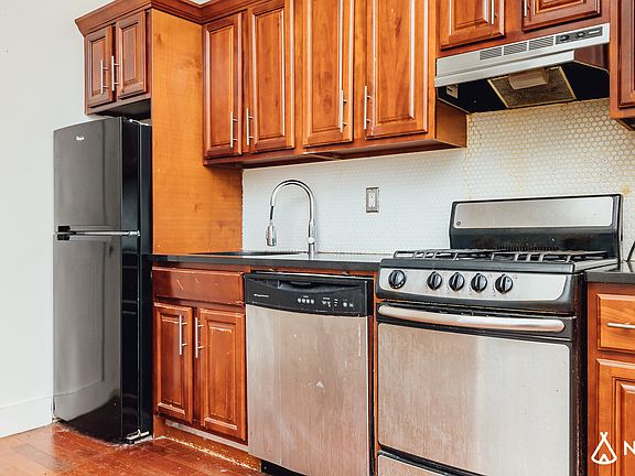 3rd image of 126 Grattan St APT 2L
