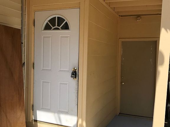 3rd image of 405 Red Oak Dr #B