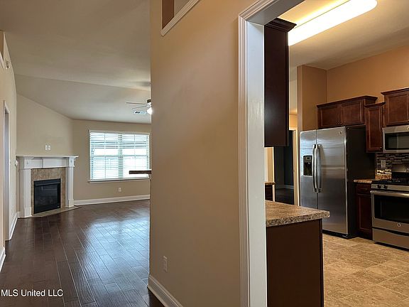 5th image of 2041 Woodridge Dr S