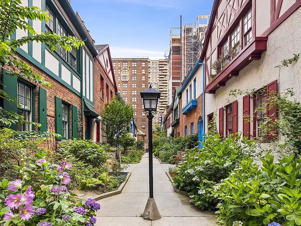 1st image of 265 W 94th St #262-1/2