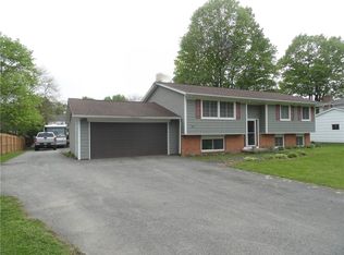 225 Pine Valley Dr, Rochester, NY 14626
