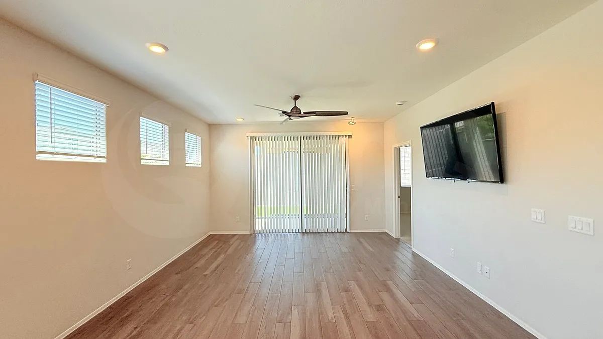3 bed, 2.0 bath, 1374 sqft, $1,999 — Photo 2