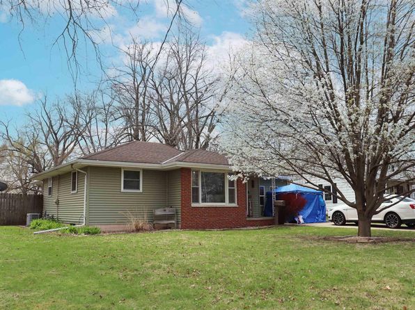 558 E Prospect St, Farmington, IL 61531