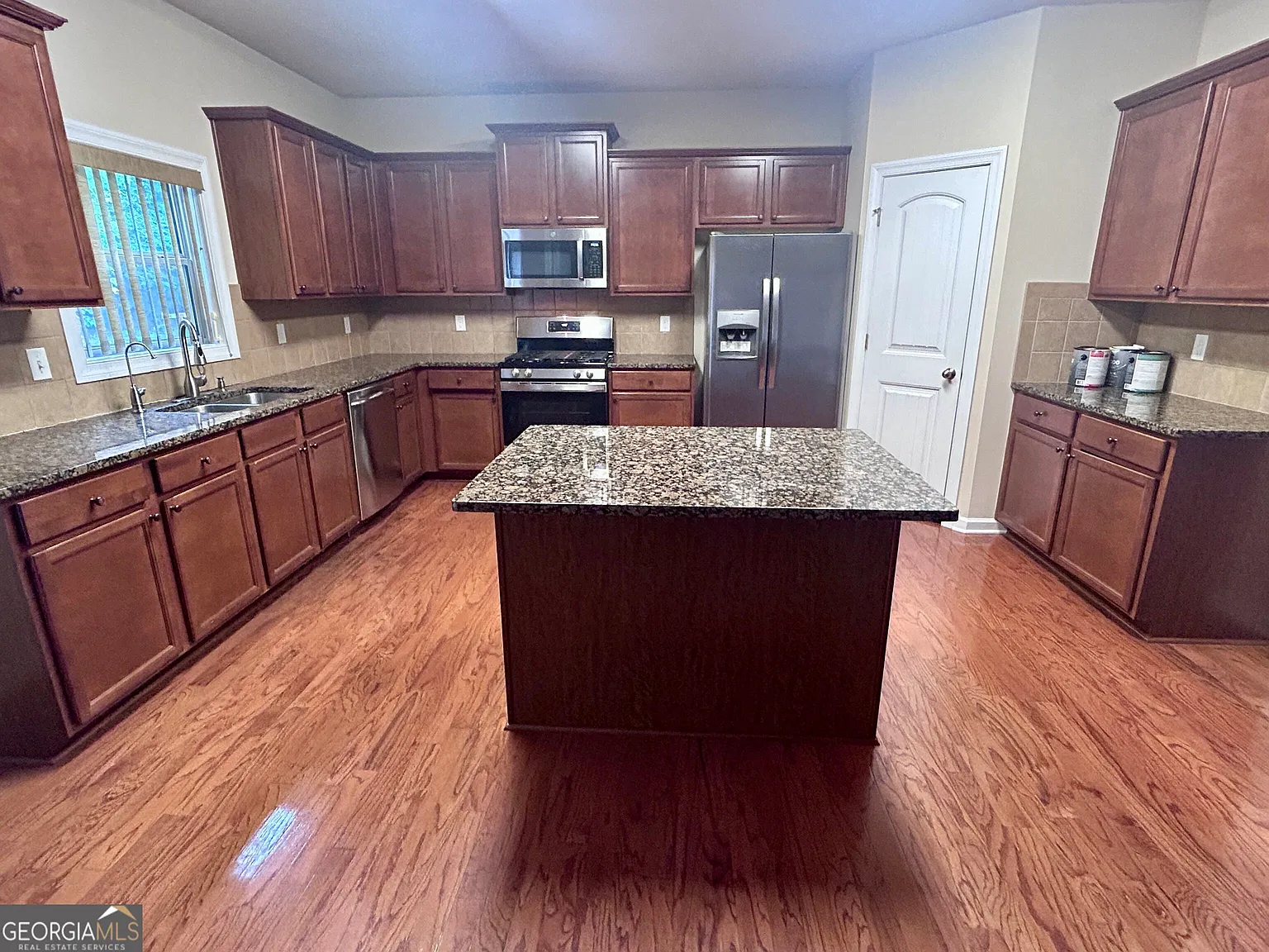 4 bed, 4.0 bath, 4000 sqft, $2,995 — Photo 4
