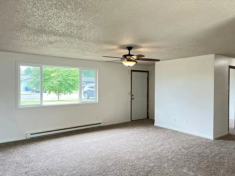 385 Dianne Ct — Photo 6