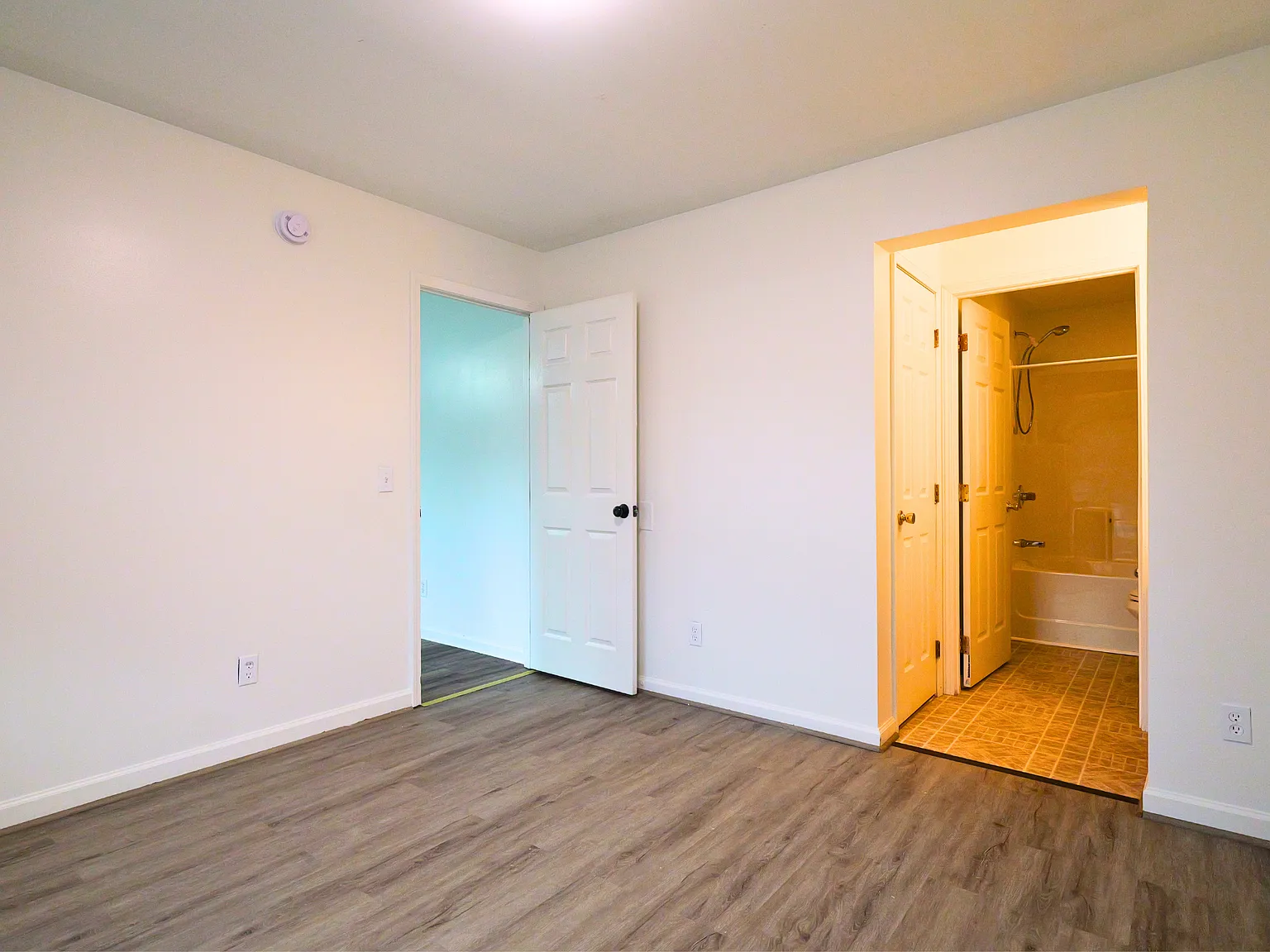 3 bed, 1008 sqft, $3,000 — Photo 3