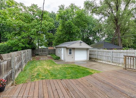 5th image of 1529 Hoffman Ave