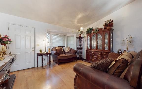 5th image of 993 N Morton Dr