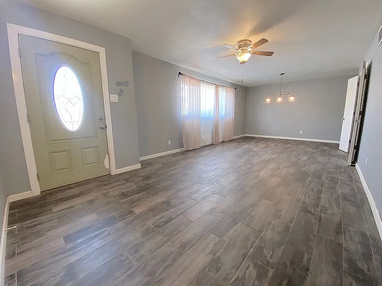 4424 Eleanor Way — Photo 2