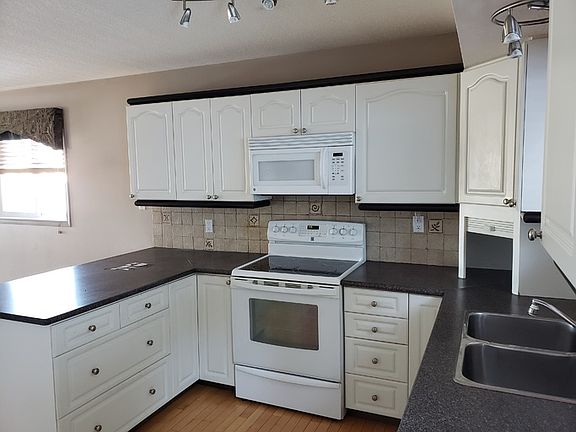 3rd image of 113 N Parker Pl