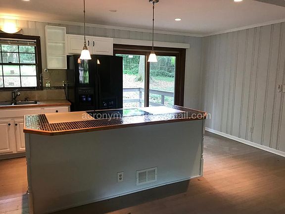 Kitchen and breakfast area