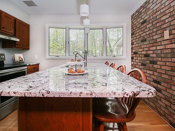 5th image of 31 Underwood Dr