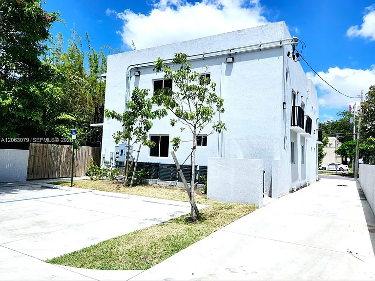 580 NW 34th St #1 — Photo 23