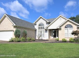 5016 Hunters Point Cir, Louisville, KY 40216