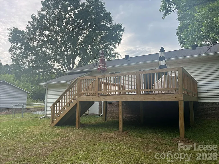 311 Hillcrest Dr — Photo 3
