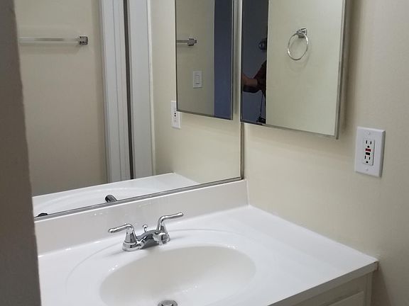 5th image of 6121 Woodman Ave APT 301