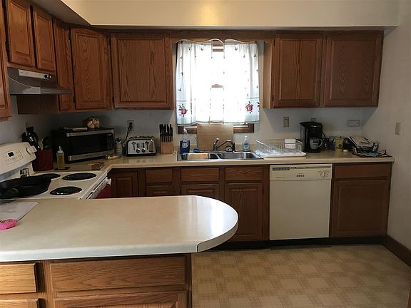 3rd image of 1110 E Grand Ave